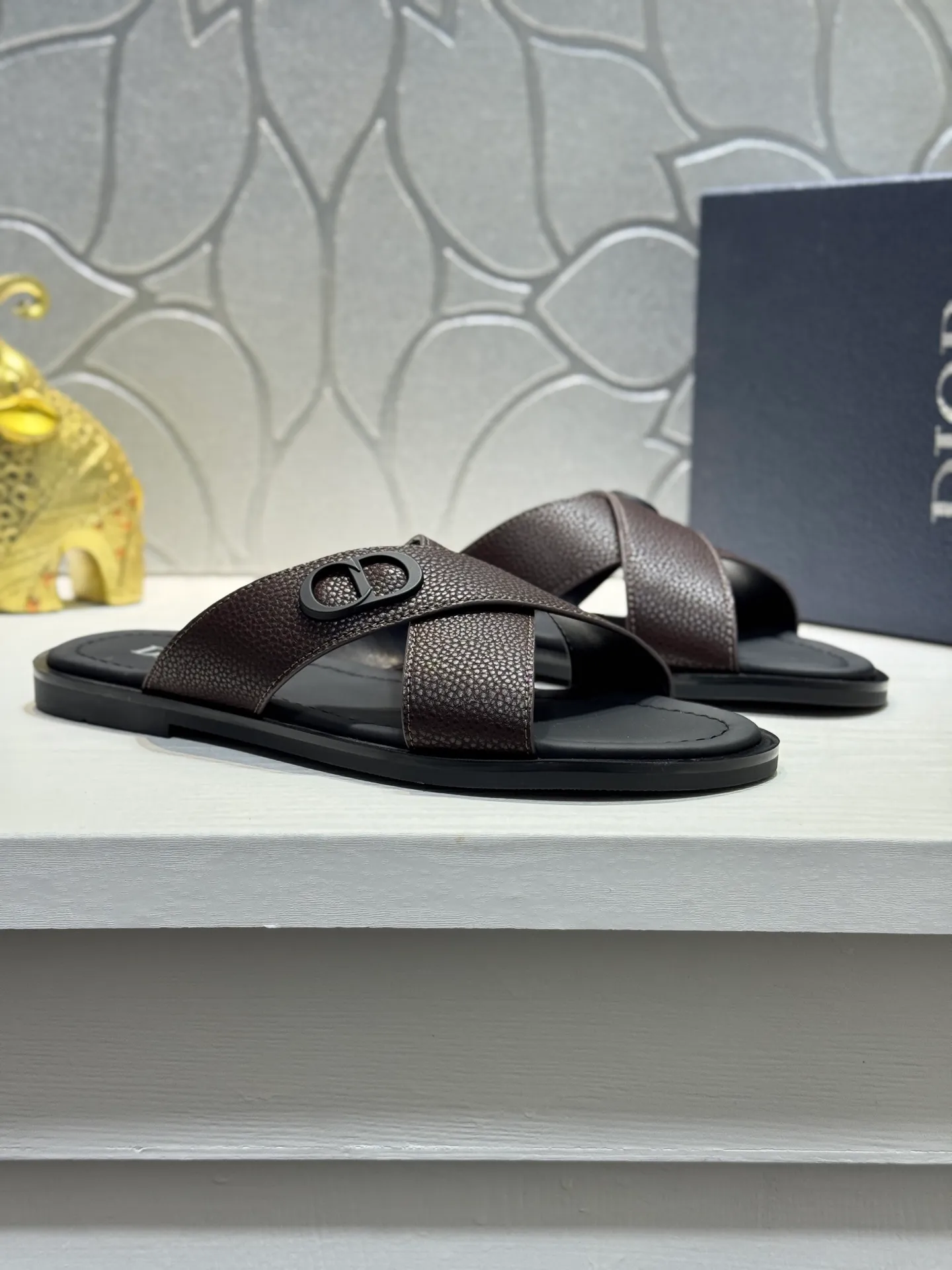 Men's men's shoes 💰320 [New style] 🦇🦇𝐂𝐡𝐫𝐢𝐬𝐭𝐢𝐚𝐧 𝐃𝐢𝐨𝐫 Dior slippers - the latest hot sandals, classic sandals, original replicas, super durable and versatile, cowhide leather with hardware accessories, very comfortable on the feet Look slim and white. Original molded outsole size: 38-44 (.45. Customized